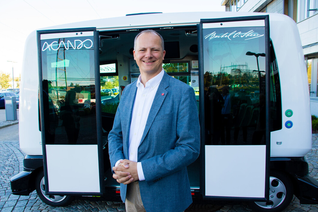 KLAR FOR TUR: Samferdselsminister Ketil Solvik-Olsen foran en selvkjørende buss. Foto: Tor Livius Midtbø/SD KLAR FOR TUR: Samferdselsminister Ketil Solvik-Olsen foran en selvkjørende buss. Foto: Tor Livius Midtbø/SD