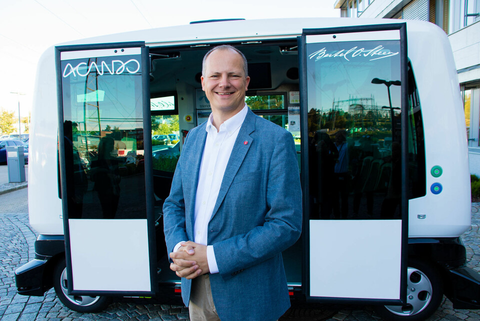 KLAR FOR TUR: Samferdselsminister Ketil Solvik-Olsen foran en selvkjørende buss. Foto: Tor Livius Midtbø/SD