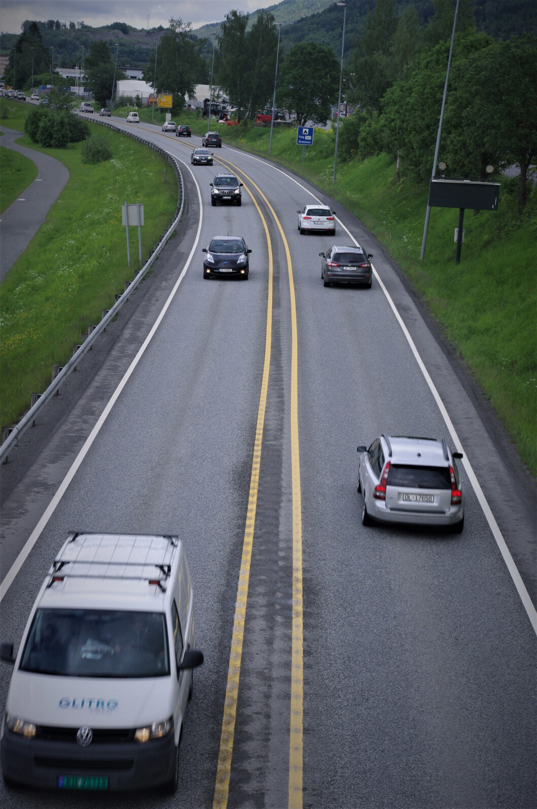 MØTEVEI: Slik ser E134 ut forbi Mjøndalen: Høy trafikk på vei med bare to felt og ingen midtdelere. Foto: Geir Røed MØTEVEI: Slik ser E134 ut forbi Mjøndalen: Høy trafikk på vei med bare to felt og ingen midtdelere. Foto: Geir Røed