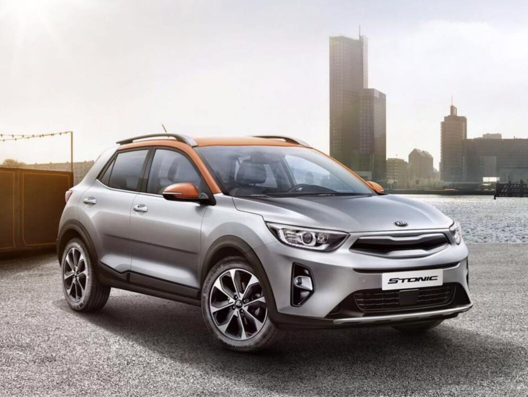 BILLIG SUV: Kia Stonic blir en rimelig, liten SUV med høy sitteposisjon og god bakkeklaring. Foto: Kia BILLIG SUV: Kia Stonic blir en rimelig, liten SUV med høy sitteposisjon og god bakkeklaring. Foto: Kia