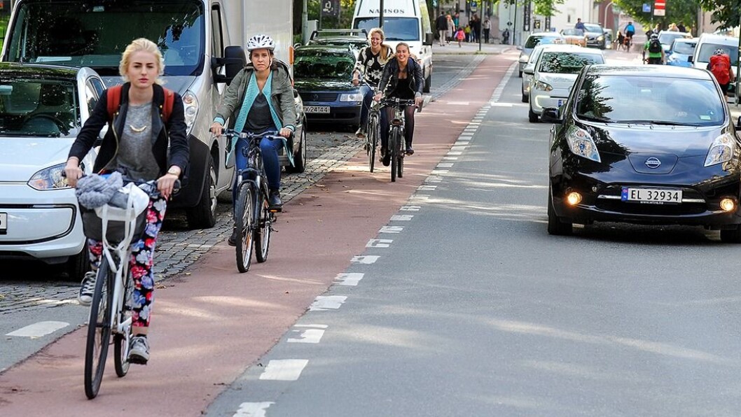 RØD LØPER: Røde sykkelfelt i Bispegata i Trondheim er ett av mange tiltak i byen for å skille syklistene fra gående og bilister. Foto: Knut Opeide RØD LØPER: Røde sykkelfelt i Bispegata i Trondheim er ett av mange tiltak i byen for å skille syklistene fra gående og bilister. Foto: Knut Opeide