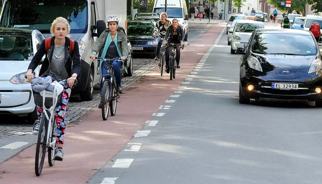 MINDRE BILKJØRING: Sykkel og elbil – som her i Trondheim – er en god måte å unngå russisk råolje på.