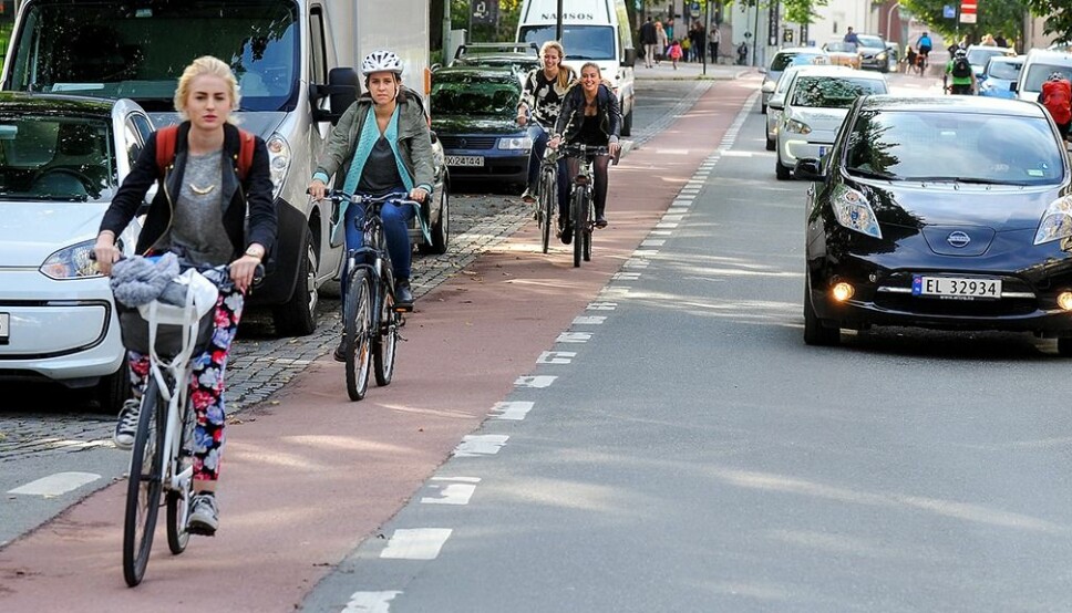RØD LØPER: Syklister og bilister i Bispegata i Trondheim.
