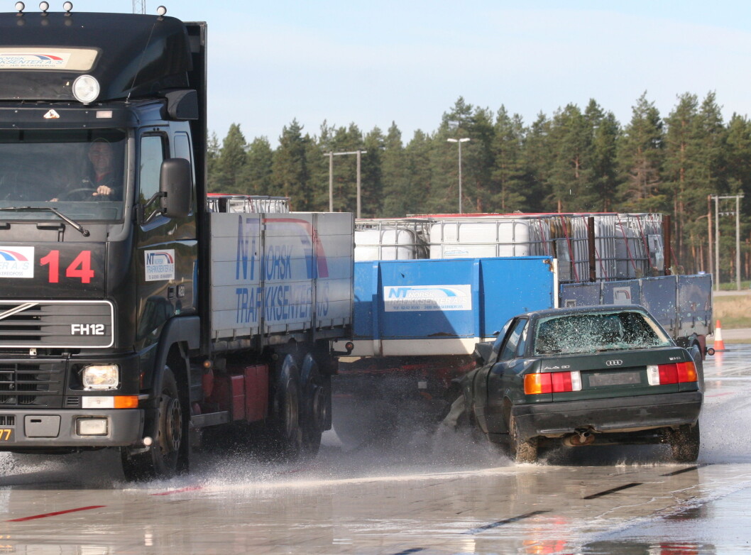 DÅRLGE VEIER: Dårlige veier og spredt utbygging av industri er de viktigste årsakene til de mange dødsulykkene som involverer tunge kjøretøyer, ifølge TØI. Bildet er arrangert. Foto: Rune Korsvoll DÅRLGE VEIER: Dårlige veier og spredt utbygging av industri er de viktigste årsakene til de mange dødsulykkene som involverer tunge kjøretøyer, ifølge TØI. Bildet er arrangert. Foto: Rune Korsvoll