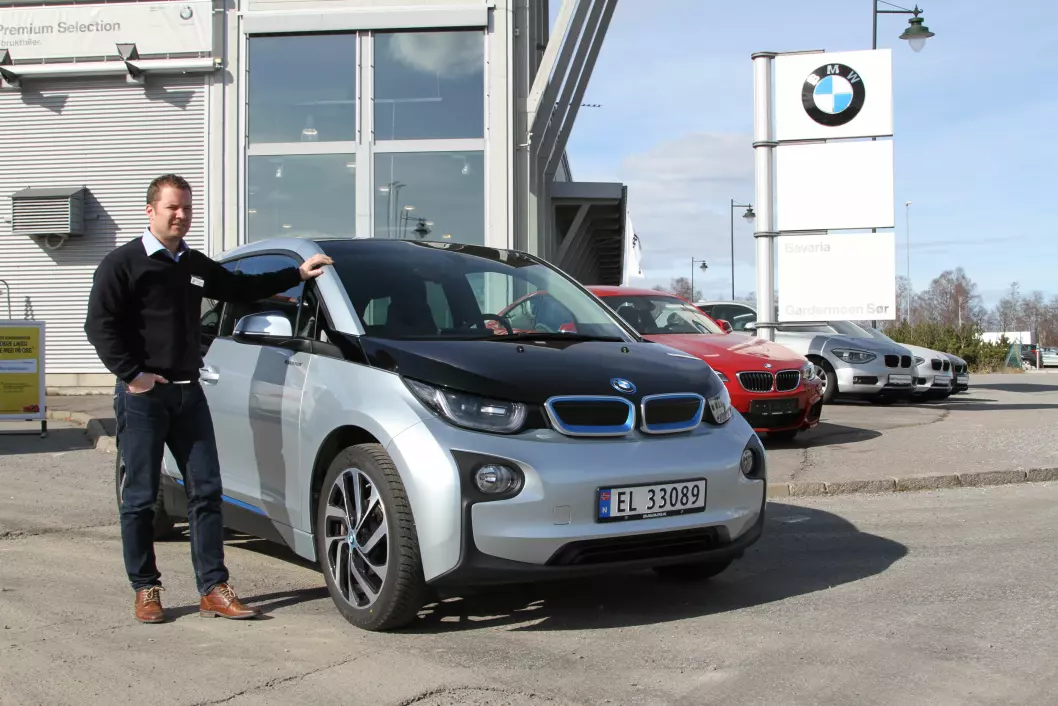 MEST SOLGT: Av alle de populære elbilene, er det BMW i3 som topper listen så langt i år, konstaterer salgssjef Rolf Pedersen hos Bavaria på Gardermoen. Foto: Rune Korsvoll