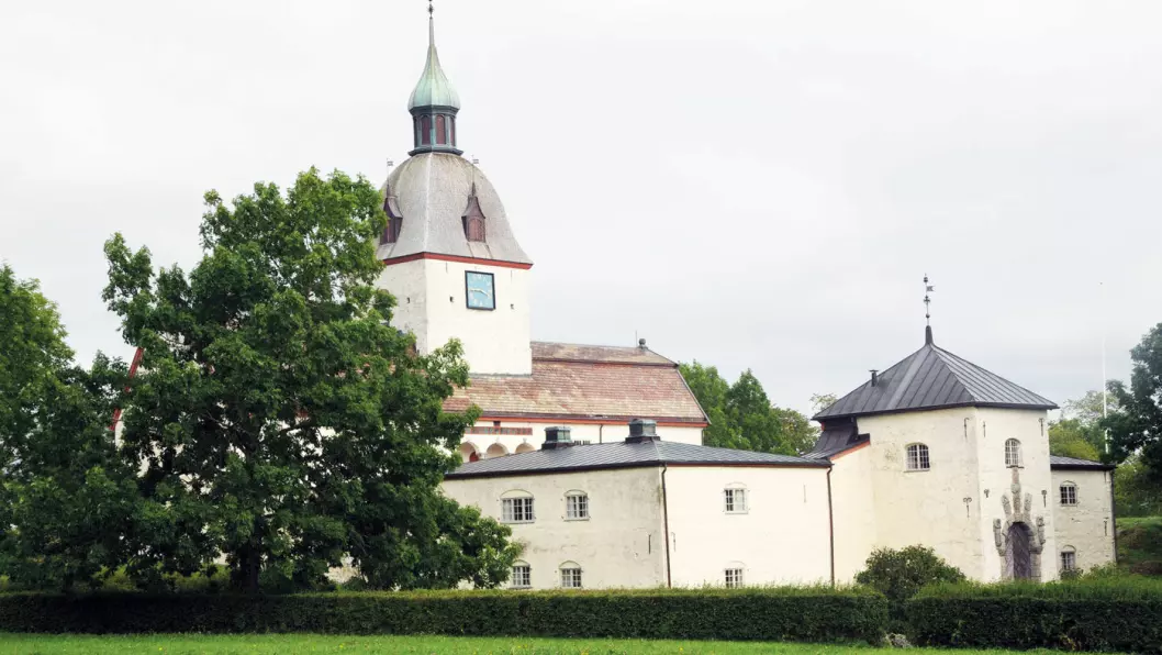 HISTORISK: Austrått slott ble bygget i 1656, men har mye eldre røtter. Fru Inger bodde på dette stedet, men slottet som står her i dag ble bygget av hennes oldebarn – etter hennes død. Foto: Per Roger Lauritzen