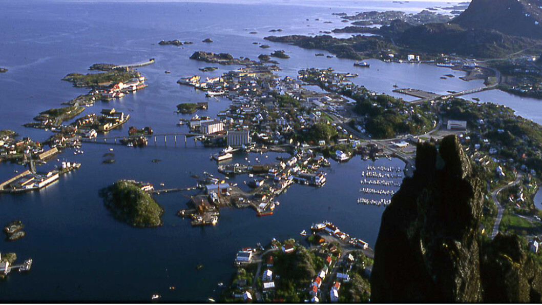 Svolvær ligger som en lun havn med utsikt mot havet. Svolvær ligger som en lun havn med utsikt mot havet.