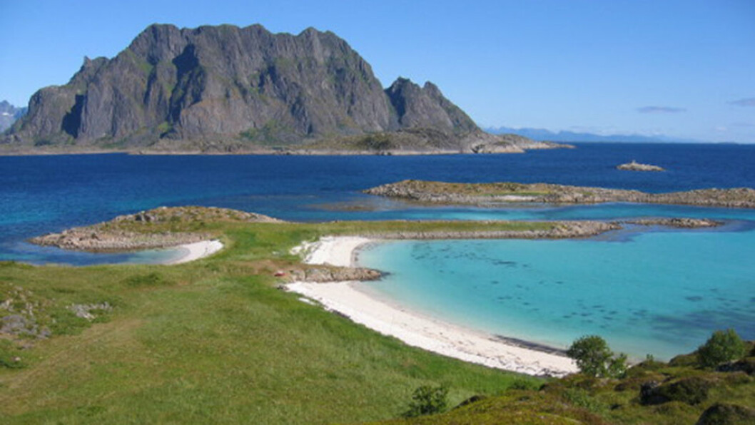 Fiskeværet Skrova frister med hvite sandstrender. Fiskeværet Skrova frister med hvite sandstrender.