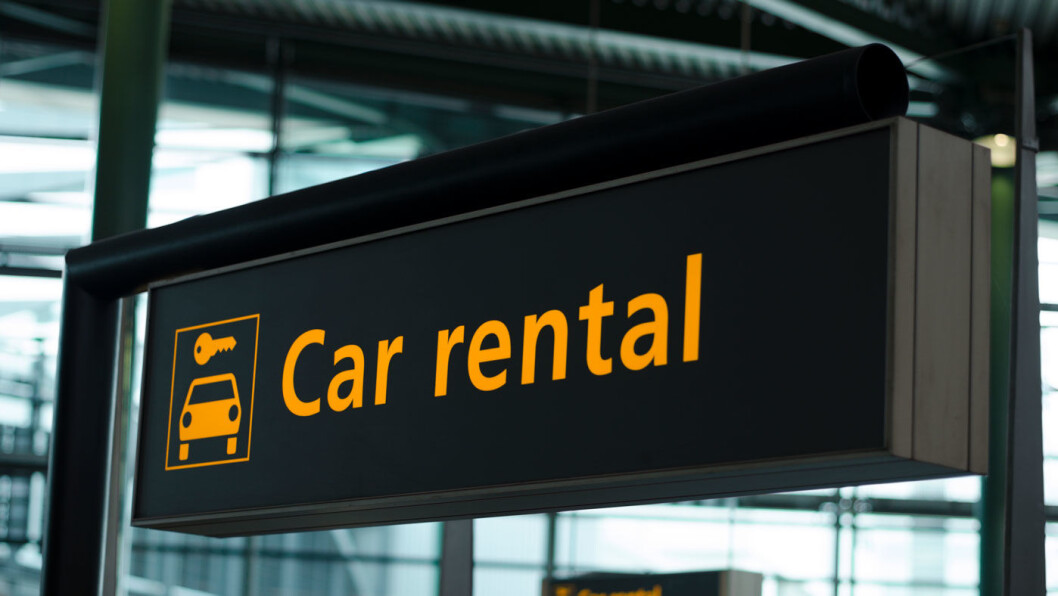 FØLG SKILTET: Det er oftest litt billigere å leie bil på flyplasser andre steder. Foto: IJzendoorn/Shutterstock FØLG SKILTET: Det er oftest litt billigere å leie bil på flyplasser andre steder. Foto: IJzendoorn/Shutterstock