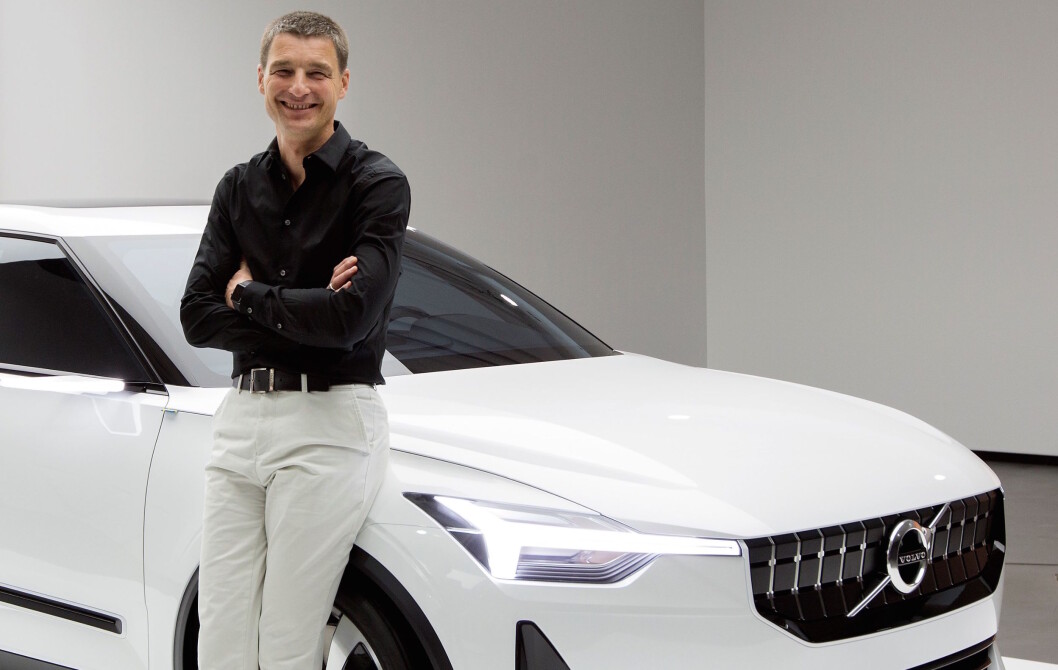 RIMELIGERE: – For å kunne tilby en bil med en rimelig pris, må vi kutte ut en de ting du vanligvis forventer å finne i en Volvo, sier designsjef Thomas Ingenlath. RIMELIGERE: – For å kunne tilby en bil med en rimelig pris, må vi kutte ut en de ting du vanligvis forventer å finne i en Volvo, sier designsjef Thomas Ingenlath.