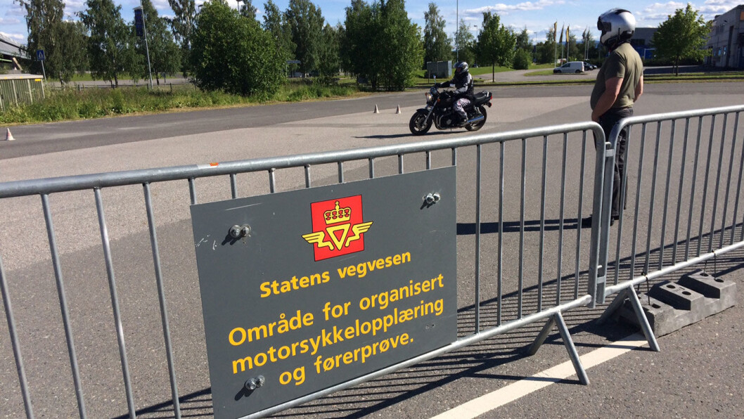 FERIETRØBBEL: Når trafikkstasjonen i nabobyen Elverum stenger blir det økt pågang her på Hamar trafikkstasjon. Foto: Geir Røed FERIETRØBBEL: Når trafikkstasjonen i nabobyen Elverum stenger blir det økt pågang her på Hamar trafikkstasjon. Foto: Geir Røed