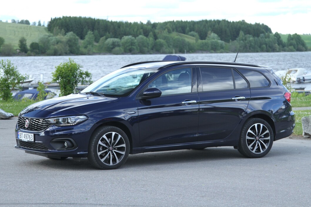 PRISBOMBE: En Fiat som Tipo har vært et uvanlig syn på norske veier de siste årene. Sammenliknet med konkurrentene er den en prisbombe enten du vil kjøpe eller lease.. Foto: Rune Korsvoll PRISBOMBE: En Fiat som Tipo har vært et uvanlig syn på norske veier de siste årene. Sammenliknet med konkurrentene er den en prisbombe enten du vil kjøpe eller lease.. Foto: Rune Korsvoll