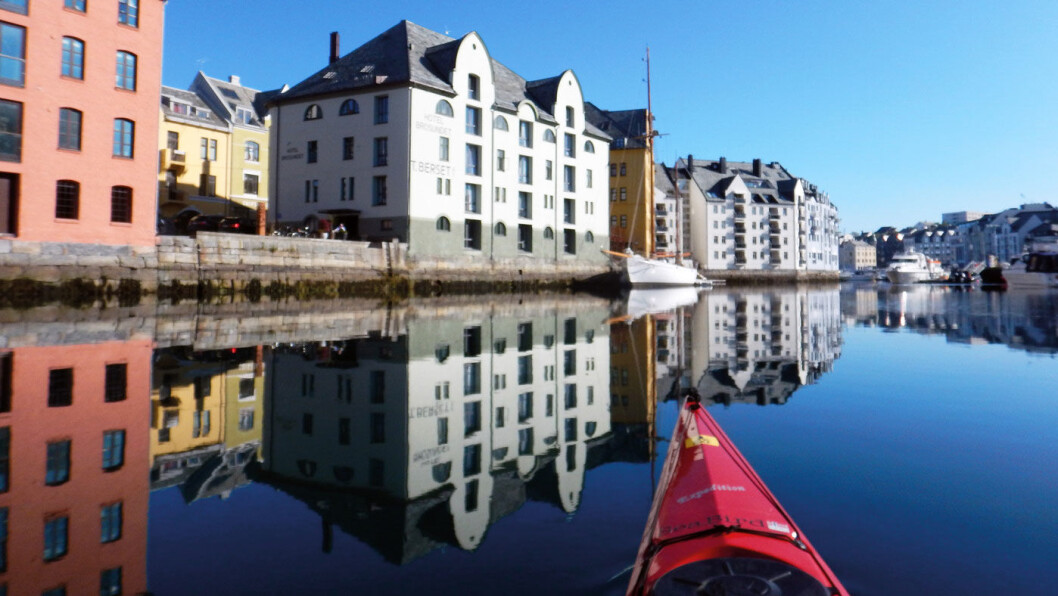 FRAM MED PADLEÅRA: Ålesund er en by det er lett og fint å oppleve fra en kajakk. FRAM MED PADLEÅRA: Ålesund er en by det er lett og fint å oppleve fra en kajakk.