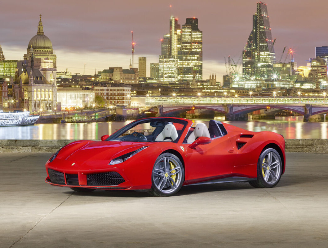 FERRARI PÅ TOPP: Ferrari 488 er den mest solgte superbilen i Europa så langt i år. Totalt planlegger Ferrari å bygge 9.000 biler i året i 2019. Kjøperne står i kø. Foto: Ferrari FERRARI PÅ TOPP: Ferrari 488 er den mest solgte superbilen i Europa så langt i år. Totalt planlegger Ferrari å bygge 9.000 biler i året i 2019. Kjøperne står i kø. Foto: Ferrari