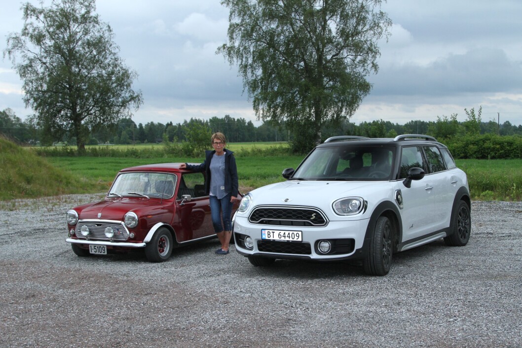 STOR MINI: Mini Cooper S E Countryman er en SUV med firehjulstrekk og høy bakkeklaring. Ved siden av Wenche Stabells originale Mini, blir den en kjempe. Foto: Rune Korsvoll STOR MINI: Mini Cooper S E Countryman er en SUV med firehjulstrekk og høy bakkeklaring. Ved siden av Wenche Stabells originale Mini, blir den en kjempe. Foto: Rune Korsvoll