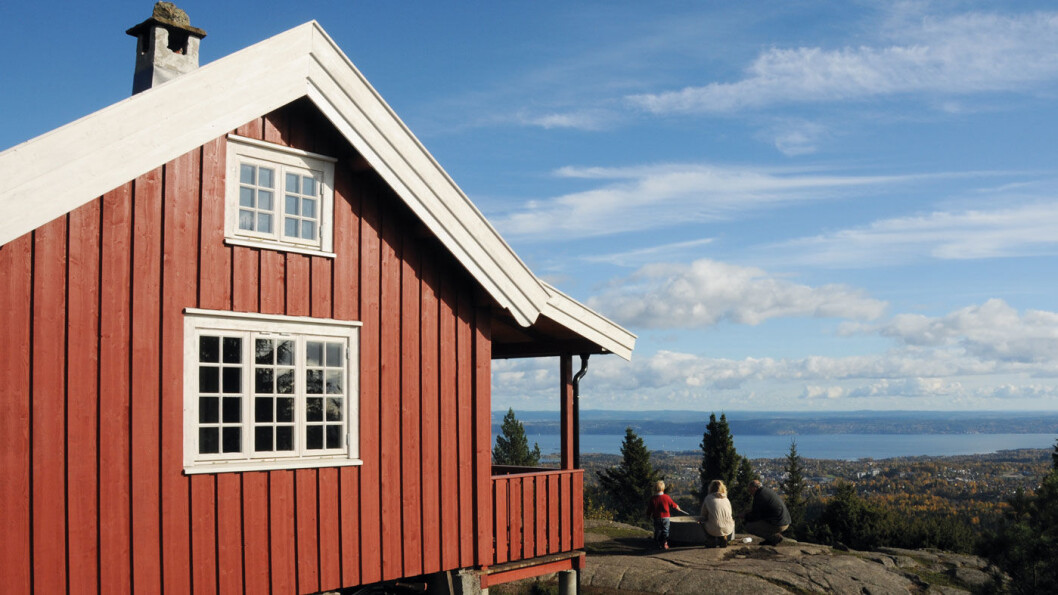 PANORAMA: Askers videste utsikt fra en hyttetrapp og en grillplass finner du på Hovdehytta. Foto: Per Roger Lauritzen PANORAMA: Askers videste utsikt fra en hyttetrapp og en grillplass finner du på Hovdehytta. Foto: Per Roger Lauritzen
