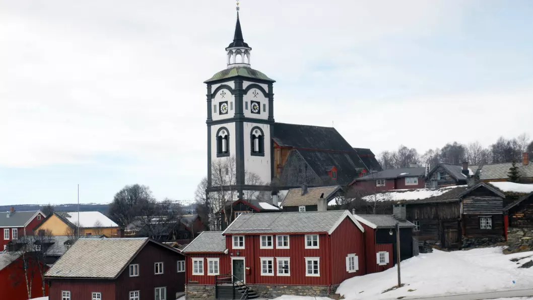 BERGSTADENS ZIIR: Røros kirke er synlig fra alle himmelretninger. Foto: Per Roger Lauritzen