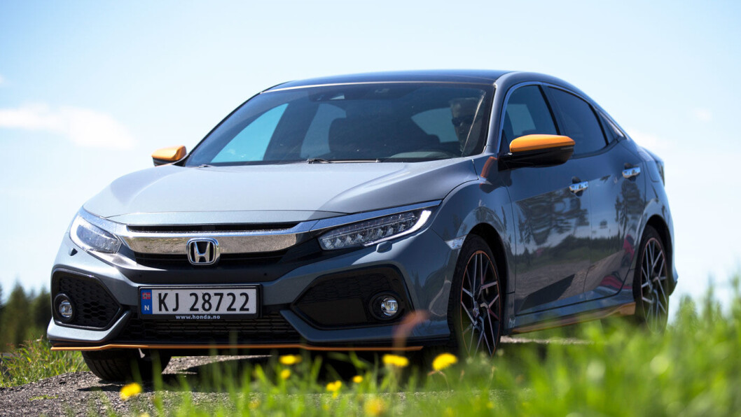 BLIKKFANG: Nye Honda Civic er et blikkfang, også på grunn av fargevalget. Den både ser ut og kjører som en sportsbil. Foto: Espen Røst BLIKKFANG: Nye Honda Civic er et blikkfang, også på grunn av fargevalget. Den både ser ut og kjører som en sportsbil. Foto: Espen Røst