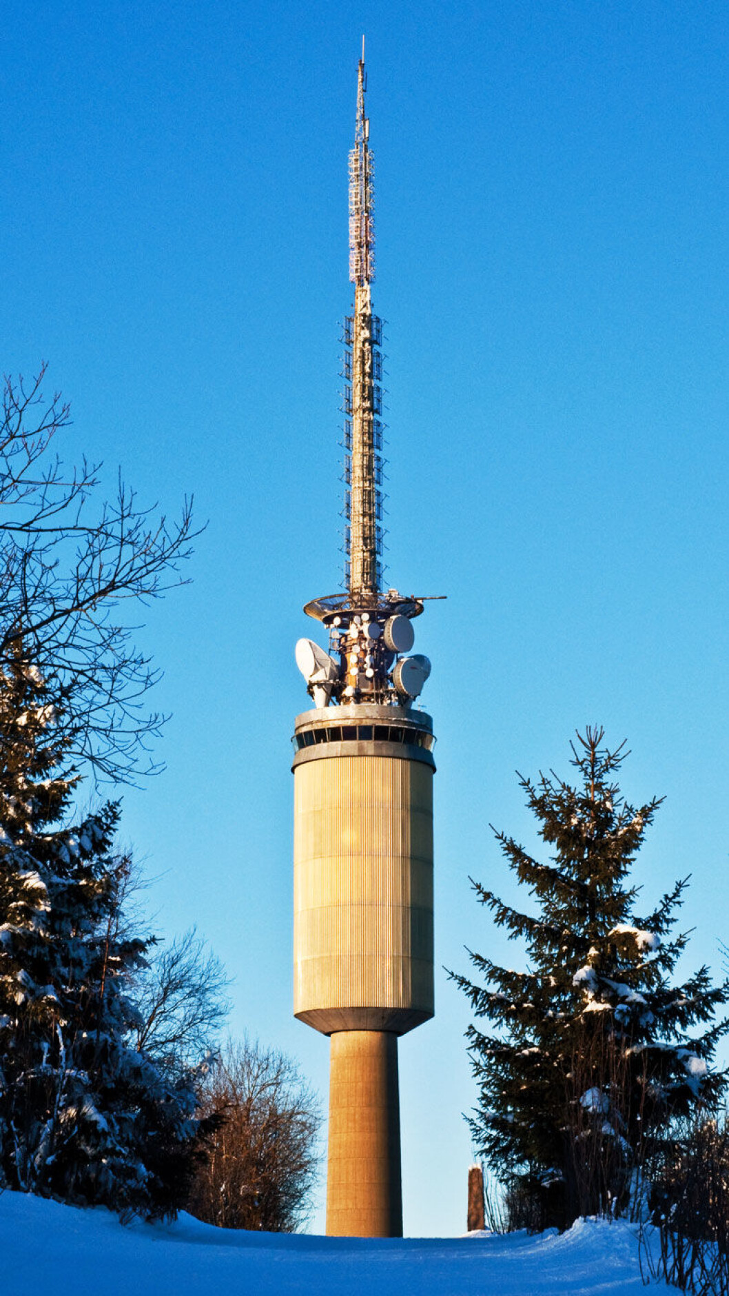 HØYT OVER OSLO: Ved Tryvann har det stått utsiktstårn siden 1867. Foto: Thomas Berglund, Wikimedia. HØYT OVER OSLO: Ved Tryvann har det stått utsiktstårn siden 1867. Foto: Thomas Berglund, Wikimedia.
