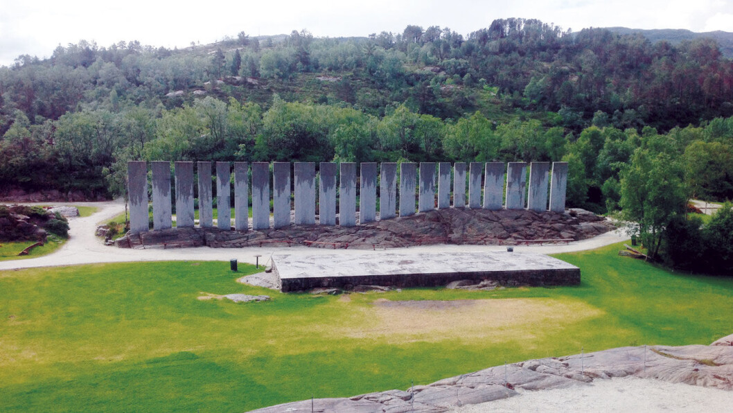 NORGES (ELDSTE) LOVER: «Tingveggen» og «Tinghella», signert Bård Breivik, er viktige elementer i skulpturparken på Gulatinget. Foto: Reidar Stangenes NORGES (ELDSTE) LOVER: «Tingveggen» og «Tinghella», signert Bård Breivik, er viktige elementer i skulpturparken på Gulatinget. Foto: Reidar Stangenes