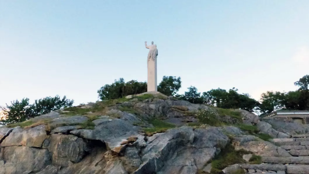 FOLKEKONGEN: Knut Steens statue av Kong Olav V på Skjerjehamn.