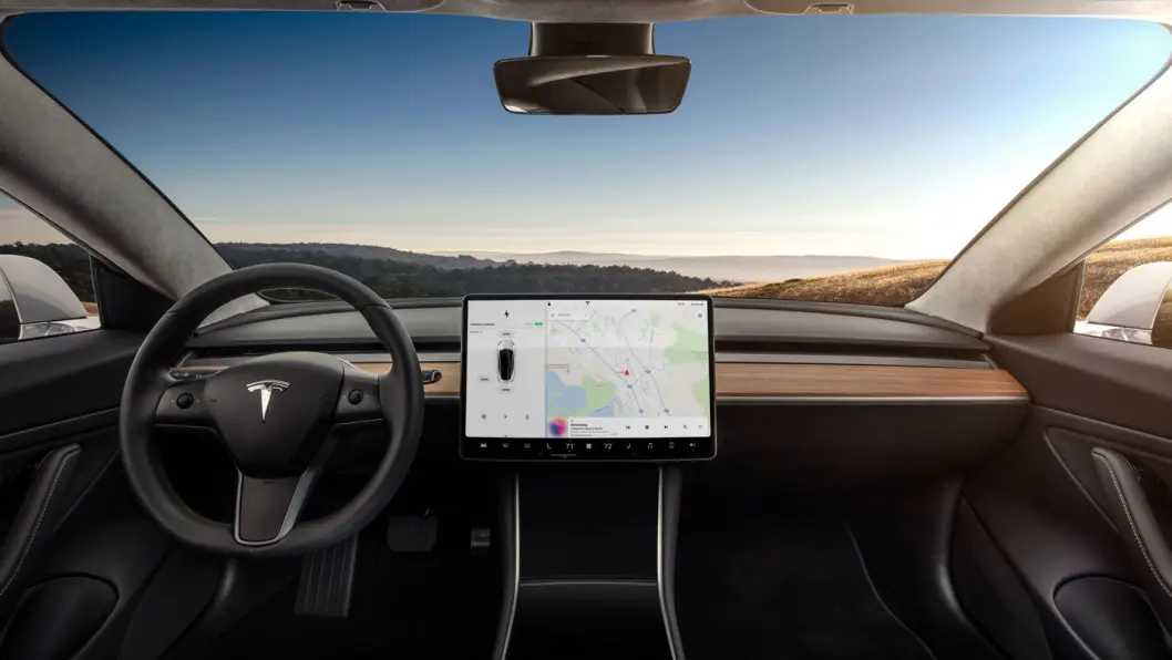 RENT OG PENT: Ingen knapper og dilldall på dashbordet i nye Model 3. Foto: Produsenten RENT OG PENT: Ingen knapper og dilldall på dashbordet i nye Model 3. Foto: Produsenten