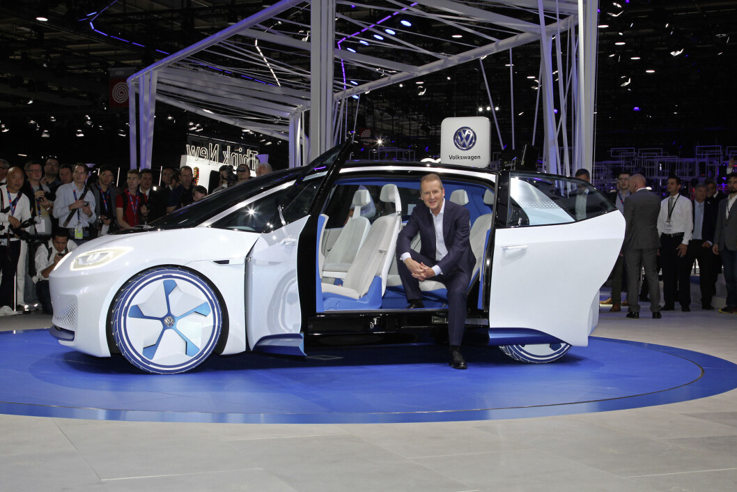 BILLIGERE ENN TESLA: VW I.D. skal bli 7000-8000 dollar (55.000 – 65.000 kroner) billigere enn Tesla Model 3, ifølge VW-sjef Herbert Dies BILLIGERE ENN TESLA: VW I.D. skal bli 7000-8000 dollar (55.000 – 65.000 kroner) billigere enn Tesla Model 3, ifølge VW-sjef Herbert Dies