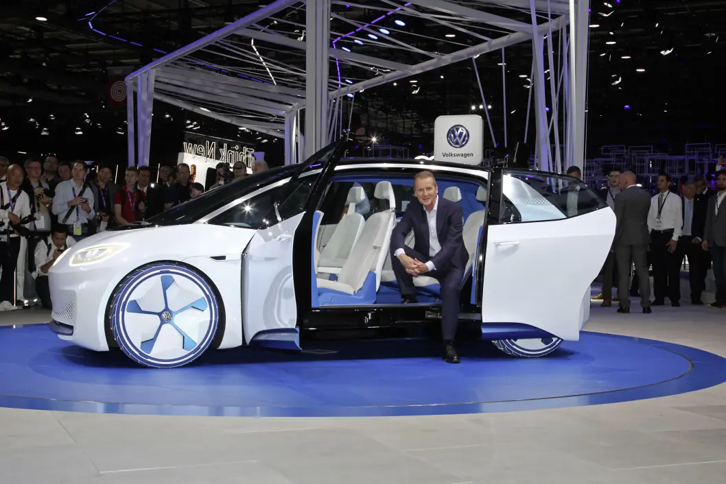 BILLIGERE ENN TESLA: VW I.D. skal bli 7000-8000 dollar (55.000 – 65.000 kroner) billigere enn Tesla Model 3, ifølge VW-sjef Herbert Dies BILLIGERE ENN TESLA: VW I.D. skal bli 7000-8000 dollar (55.000 – 65.000 kroner) billigere enn Tesla Model 3, ifølge VW-sjef Herbert Dies