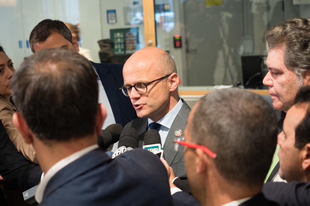 OPTIMIST: Klima- og miljøminister Vidar Helgesen, her etter et møte med sin brasilianske kollega Jose Sarney Filho i sommer, tror vi snart får selvkjørende biler. Men ekspertene tviler. Foto: Klima- og miljødepartementet/Flickr OPTIMIST: Klima- og miljøminister Vidar Helgesen, her etter et møte med sin brasilianske kollega Jose Sarney Filho i sommer, tror vi snart får selvkjørende biler. Men ekspertene tviler. Foto: Klima- og miljødepartementet/Flickr
