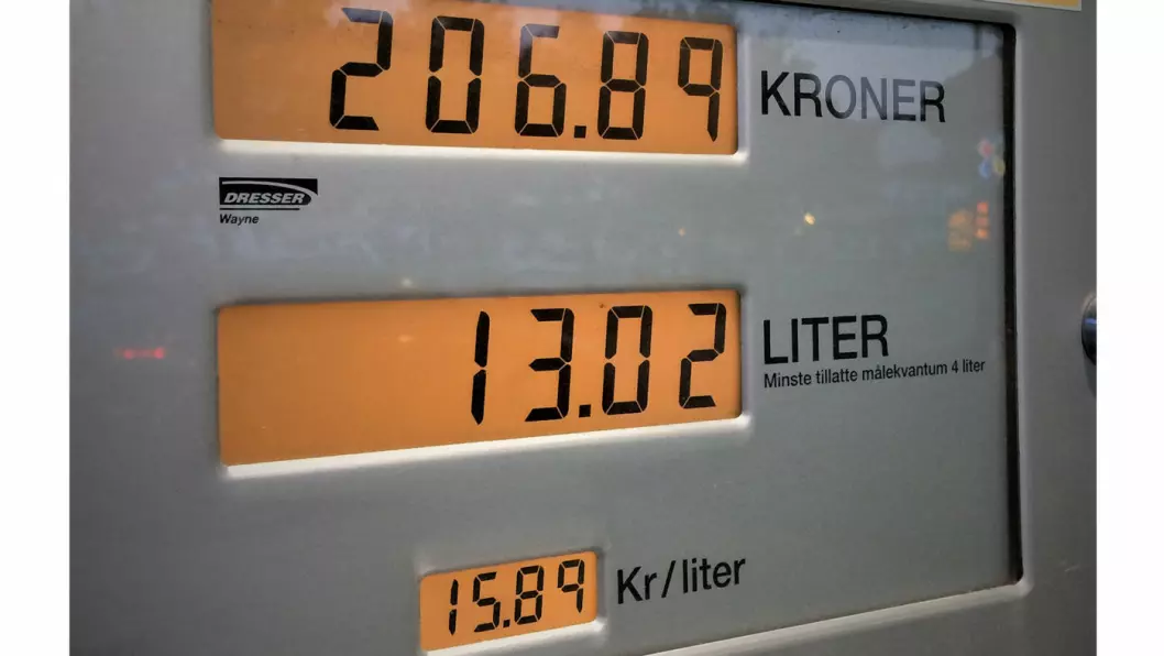 DETTE SVIR: Økte drivstoffpriser er blant årsakene til at det har blitt mye dyrere å eie bil. I fellesferien kostet en liter bensin nesten 16 kroner i Grimstad. Det er halvannen krone mer enn gjennomsnittsprisene for mai. Foto: Geir Røed