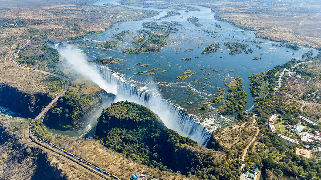 Rovos Rail er et fantastisk lekkert tog som tar oss gjennom det afrikanske landskapet opp mot Victoria Falls før vi returnerer med fly til Cape Town og området rundt Kapp det Gode Håp. Rovos Rail er et fantastisk lekkert tog som tar oss gjennom det afrikanske landskapet opp mot Victoria Falls før vi returnerer med fly til Cape Town og området rundt Kapp det Gode Håp.