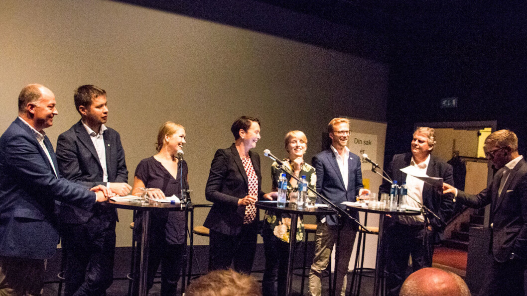 PANEL PÅ NAF-MØTE: Morten Stordalen (Frp), Geir Pollestad (Sp), Une Bastholm (MDG), Irene Johansen (Ap), Kari Elisabeth Kaski (SV), Nikolai Astrup (H), Hans Fredrik Grøvan (KrF) og ordstyrer Svein Tore Bergestuen (ytterst til høyre). PANEL PÅ NAF-MØTE: Morten Stordalen (Frp), Geir Pollestad (Sp), Une Bastholm (MDG), Irene Johansen (Ap), Kari Elisabeth Kaski (SV), Nikolai Astrup (H), Hans Fredrik Grøvan (KrF) og ordstyrer Svein Tore Bergestuen (ytterst til høyre).