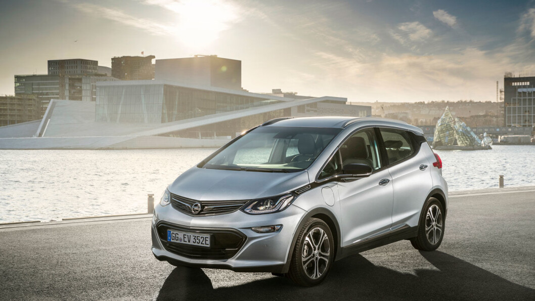 KANSKJE 2019: Bestiller du elbilen Ampera-e i dag, får du den «kanskje i 2019», ifølge Opel. Dette gjør at noen av de bilene som er kommet til Norge, selges brukt for mer enn 100.000 kroner over prisen på den nye bilen. Foto: Opel KANSKJE 2019: Bestiller du elbilen Ampera-e i dag, får du den «kanskje i 2019», ifølge Opel. Dette gjør at noen av de bilene som er kommet til Norge, selges brukt for mer enn 100.000 kroner over prisen på den nye bilen. Foto: Opel