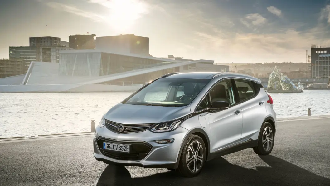 KANSKJE 2019: Bestiller du elbilen Ampera-e i dag, får du den «kanskje i 2019», ifølge Opel. Dette gjør at noen av de bilene som er kommet til Norge, selges brukt for mer enn 100.000 kroner over prisen på den nye bilen. Foto: Opel KANSKJE 2019: Bestiller du elbilen Ampera-e i dag, får du den «kanskje i 2019», ifølge Opel. Dette gjør at noen av de bilene som er kommet til Norge, selges brukt for mer enn 100.000 kroner over prisen på den nye bilen. Foto: Opel