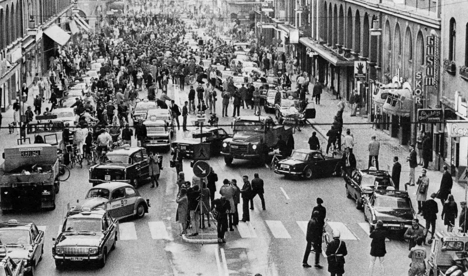 HOLD TIL HØYRE: Slik så det ut på Kungsgatan i Stockholm på morgenkvisten 3. september 1967 da svenskene gikk over til høyrekjøring. Foto: Jan Collsiöö, Offentlig eiendom