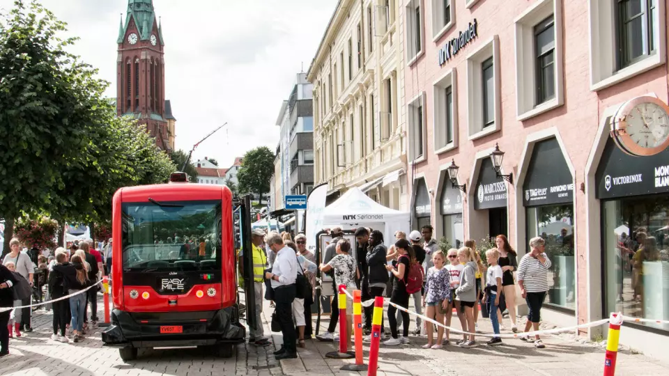 POPULÆR: Køene var lange for å teste selvkjørende minibuss i Arendal i sommer.