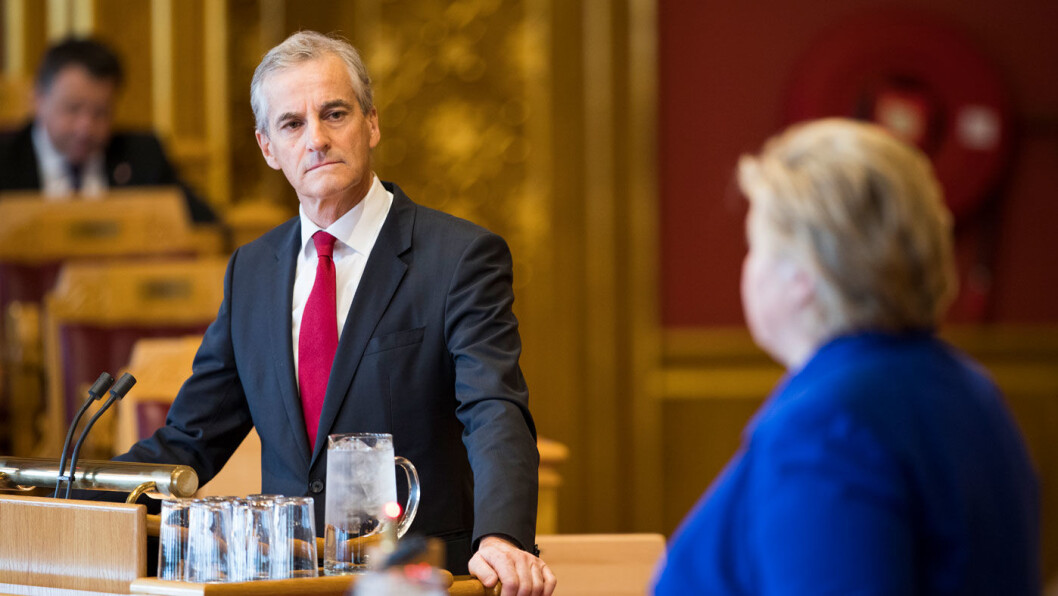 HVA SKILLER DEM? Arbeiderparti-leder Jonas Gahr Støre i ordskifte med statsminister Erna Solberg i den siste spørretimen i Stortinget i vår. Foto: Stortinget HVA SKILLER DEM? Arbeiderparti-leder Jonas Gahr Støre i ordskifte med statsminister Erna Solberg i den siste spørretimen i Stortinget i vår. Foto: Stortinget