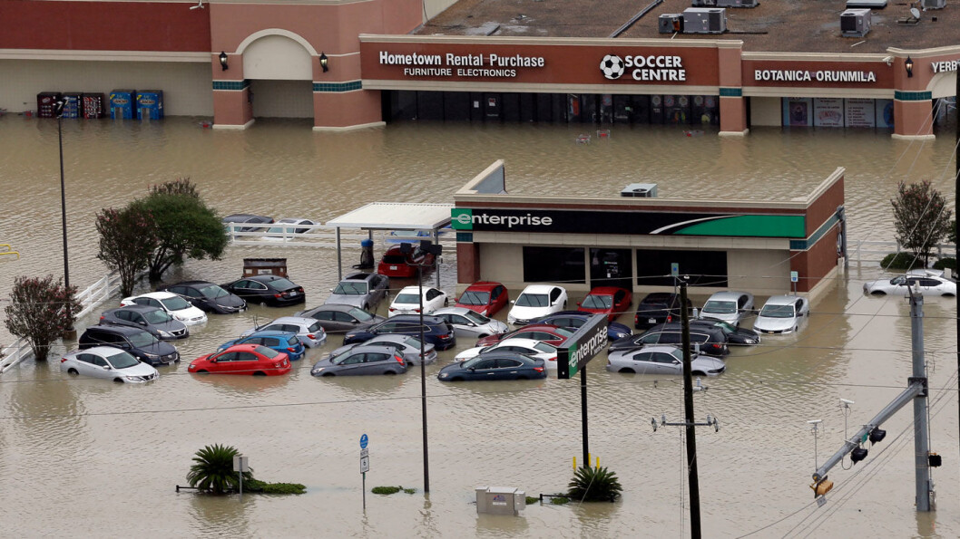 MAYDAY: Biler og butikker stod under vann i Addicks Reservoir etter regnet som fulgte orkanen Harvey i Houston. Foto: Scanpix/AP/David J. Phillip MAYDAY: Biler og butikker stod under vann i Addicks Reservoir etter regnet som fulgte orkanen Harvey i Houston. Foto: Scanpix/AP/David J. Phillip