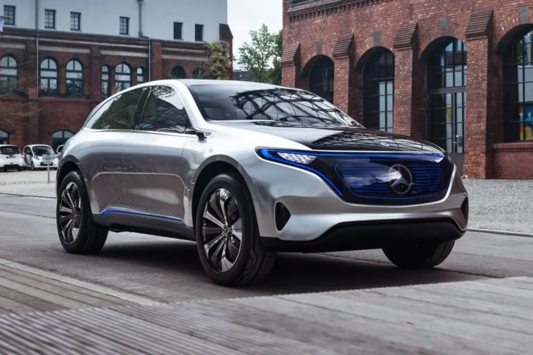 UKJENT PRIS: Betaler du 20.019 kroner kan du stille deg i køen for nye Mercedes EQC. Hva bilen vil koste når den kommer i 2019 vet vi ennå ikke. Foto: Rune Korsvoll UKJENT PRIS: Betaler du 20.019 kroner kan du stille deg i køen for nye Mercedes EQC. Hva bilen vil koste når den kommer i 2019 vet vi ennå ikke. Foto: Rune Korsvoll