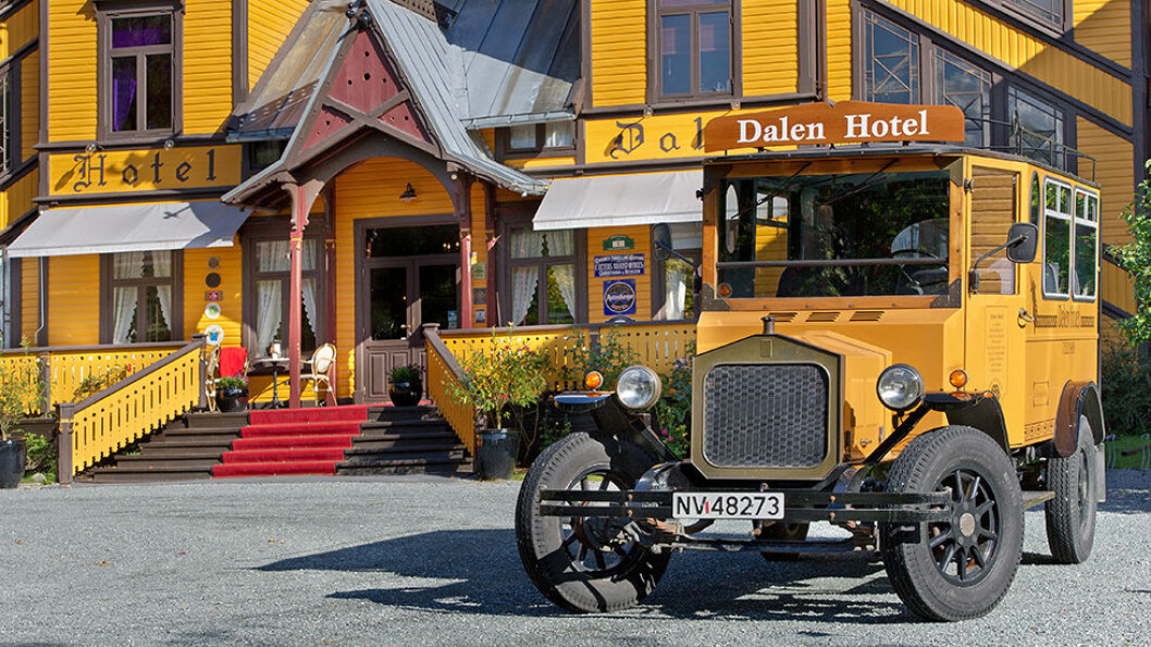 Den gule veteranbilen hører naturlig nok sammen med det gule trehotellet i sveitserstil. Den gule veteranbilen hører naturlig nok sammen med det gule trehotellet i sveitserstil.