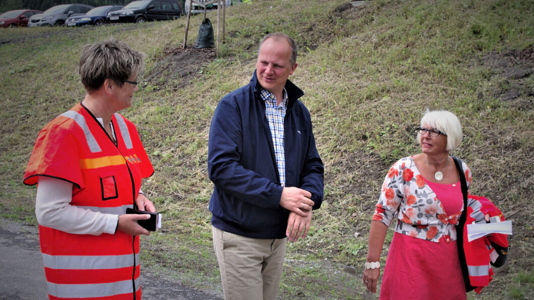 ÅPNET I SOMMER: Sist sommer åpnet samferdselsminister Ketil Solvik-Olsen ny møtesikker motorvei på Hadeland. Her sammen med prosjektleder Anne Britt Moen (t.v.) og Turid Stubø Johnsen, sjef for strategi, vei og transportavdelingen i Statens vegvesen region øst. Foto: Geir Røed ÅPNET I SOMMER: Sist sommer åpnet samferdselsminister Ketil Solvik-Olsen ny møtesikker motorvei på Hadeland. Her sammen med prosjektleder Anne Britt Moen (t.v.) og Turid Stubø Johnsen, sjef for strategi, vei og transportavdelingen i Statens vegvesen region øst. Foto: Geir Røed