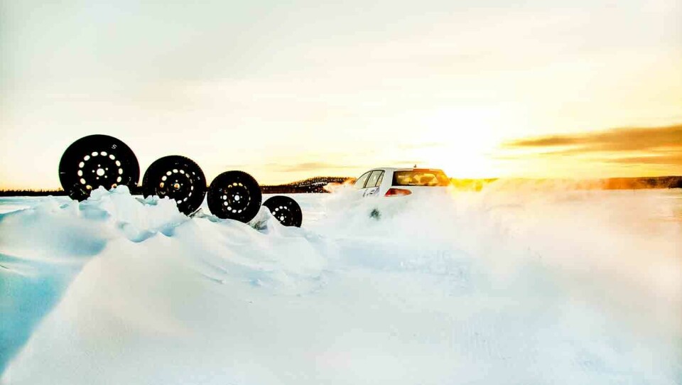 STØDIGE GREIER: Hvilke dekk har best stabiliitet? Det måles når bilene kjøres på en snø- og islagt vei med spor av veihøvel. Foto: Lasse Allard