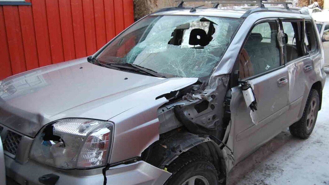 PLIKTIG: Ofte får bilen omfattende skader etter kollisjon med vilt. Men selv om bilen er kjørbar, skal du ikke kjøre videre før du har fått lov. Foto: Jan Erik Olbergsveen PLIKTIG: Ofte får bilen omfattende skader etter kollisjon med vilt. Men selv om bilen er kjørbar, skal du ikke kjøre videre før du har fått lov. Foto: Jan Erik Olbergsveen