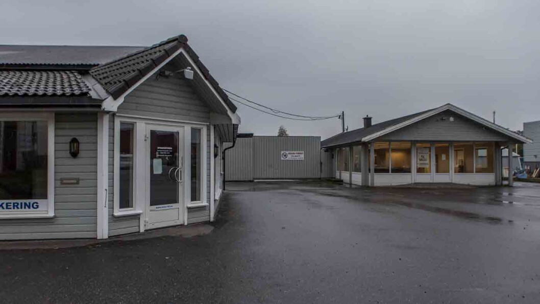 KONKURS: Olsen bil drev omfattende bruktbilsalg fra disse lokalene på Østerhus i Grimstad inntil november i fjor. Foto: Elisabeth Grosvold KONKURS: Olsen bil drev omfattende bruktbilsalg fra disse lokalene på Østerhus i Grimstad inntil november i fjor. Foto: Elisabeth Grosvold