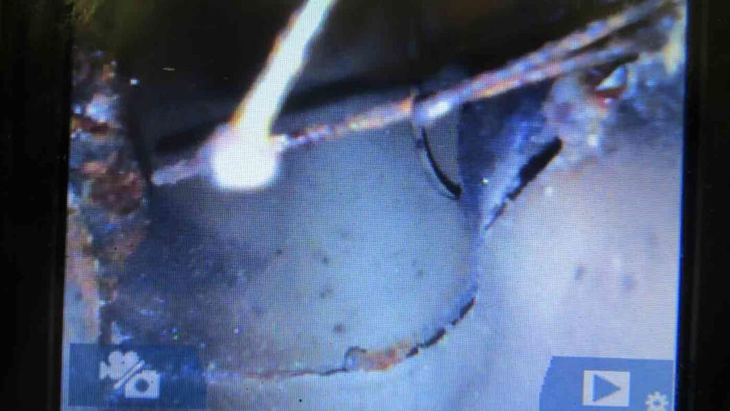 HEMMELIGHET: Dette bildet fra vegvesenets hulromskamera viser at forsterkningen i A-stolpen er kappet tvers av. Det skulle ingen få vite. Foto: Statens Vegvesen HEMMELIGHET: Dette bildet fra vegvesenets hulromskamera viser at forsterkningen i A-stolpen er kappet tvers av. Det skulle ingen få vite. Foto: Statens Vegvesen