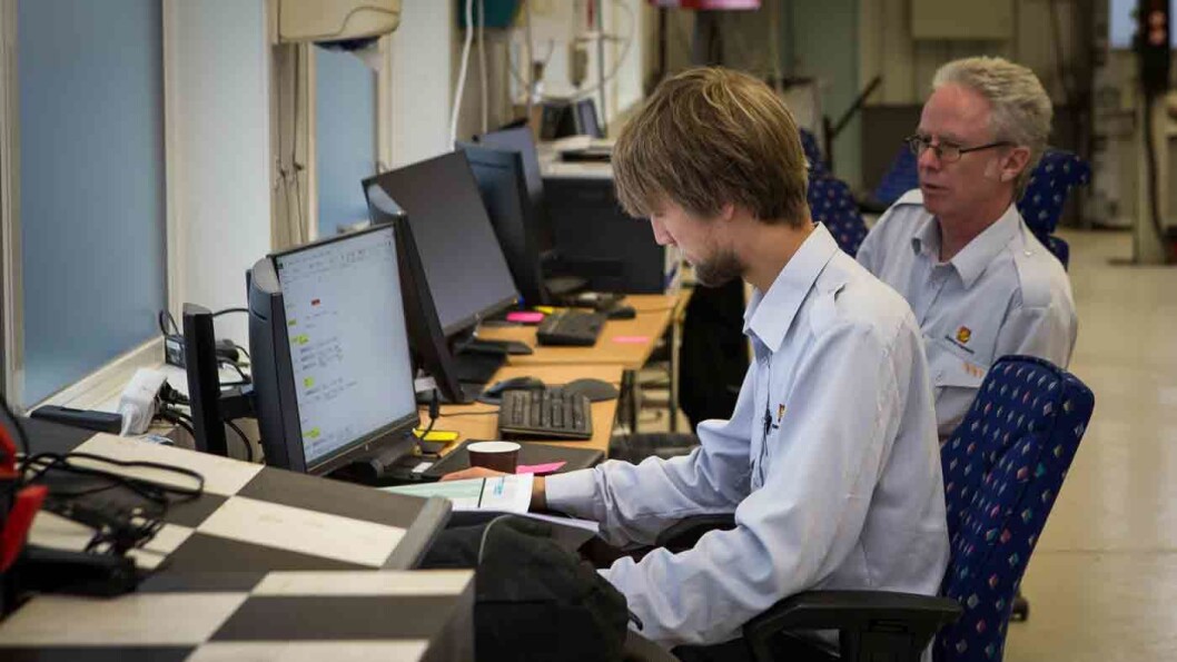 OMFATTENDE ARBEID: Magnus Jensen og Gulleik Vatnebryn er to av mange vegvesen-kontrollører som arbeider med Olsen bil-saken på det nedlagte NAF-senteret. Foto: Elisabeth Grosvold OMFATTENDE ARBEID: Magnus Jensen og Gulleik Vatnebryn er to av mange vegvesen-kontrollører som arbeider med Olsen bil-saken på det nedlagte NAF-senteret. Foto: Elisabeth Grosvold