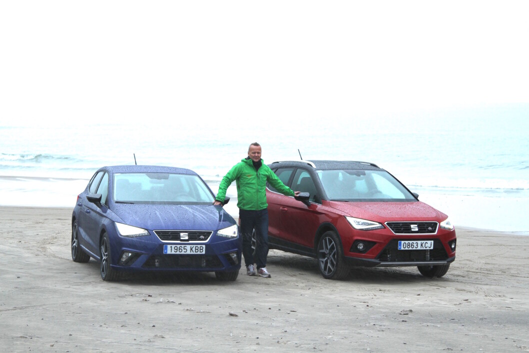 SPANSKE BILER: På en regnvåt og forblåst strand i Danmark er det ikke lett å få den gode, spanske ferie-følelsen for Seat Arona og Ibiza. Bilene gir imildertid en god opplevelse. SPANSKE BILER: På en regnvåt og forblåst strand i Danmark er det ikke lett å få den gode, spanske ferie-følelsen for Seat Arona og Ibiza. Bilene gir imildertid en god opplevelse.