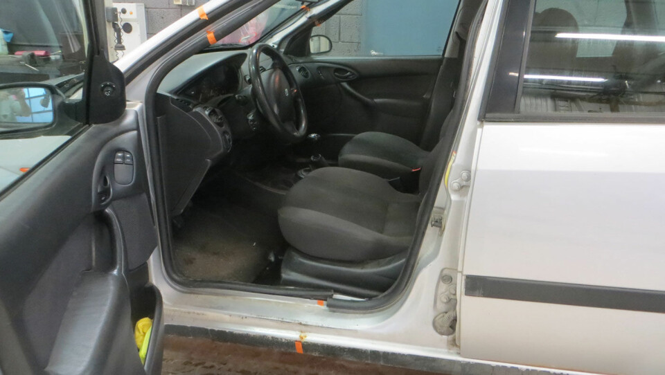 SKJØTET SAMMEN: Denne Ford Focus stasjonsvognen er skjøtet sammen av to bilvrak ved A-stolpen og under forsetene. Den er en av mange Olsen Bil-biler som er blitt avskiltet. Foto: Statens Vegvesen