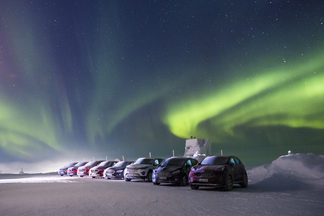 PÅ ALLE FIRE: Salget av biler med firehjulstrekk har økt kraftig i Norge. Vi har testet 15 av de nyeste. Audi A4 Quattro, er den eneste bilen som får ti poeng når det gjelder veigrep og framkommelighet. Bilen vinner testen foran Skoda Superb og Volvo V60 XC. Foto: MARKUS PENTIKÂINEN PÅ ALLE FIRE: Salget av biler med firehjulstrekk har økt kraftig i Norge. Vi har testet 15 av de nyeste. Audi A4 Quattro, er den eneste bilen som får ti poeng når det gjelder veigrep og framkommelighet. Bilen vinner testen foran Skoda Superb og Volvo V60 XC. Foto: MARKUS PENTIKÂINEN
