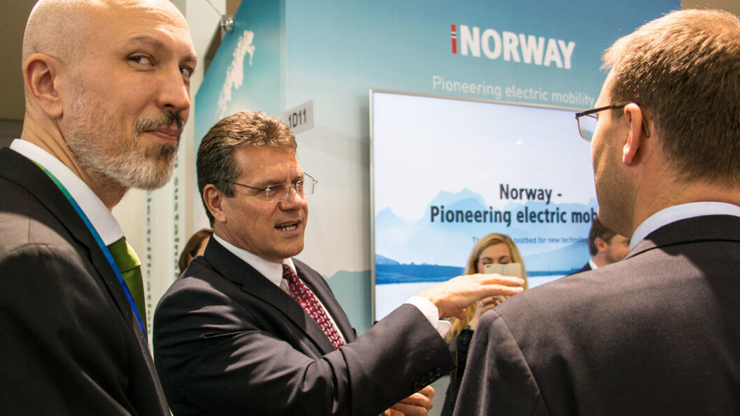 PEKER MOT NORGE: EU-kommisjonens visepresident Maroš Šefčovič vil lære av Norges elbil-erfaringer. Ikke rart Espen Hauge (t.v.), styreleder i Norsk Elbilforening, smiler lurt. Foto: Peter Raaum PEKER MOT NORGE: EU-kommisjonens visepresident Maroš Šefčovič vil lære av Norges elbil-erfaringer. Ikke rart Espen Hauge (t.v.), styreleder i Norsk Elbilforening, smiler lurt. Foto: Peter Raaum